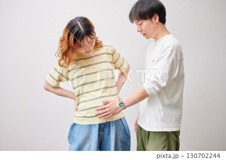 向き合う夫婦 妊婦 マタニティ 向き合う夫婦 妊婦 マタニティ 130702244