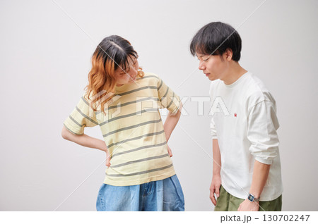 向き合う夫婦 妊婦 マタニティ 向き合う夫婦 妊婦 マタニティ 130702247