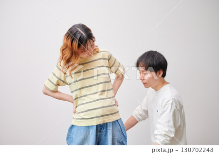 向き合う夫婦 妊婦 マタニティ 向き合う夫婦 妊婦 マタニティ 130702248