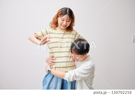 向き合う夫婦　妊婦　マタニティ 130702258