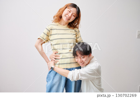 向き合う夫婦　妊婦　マタニティ 130702269