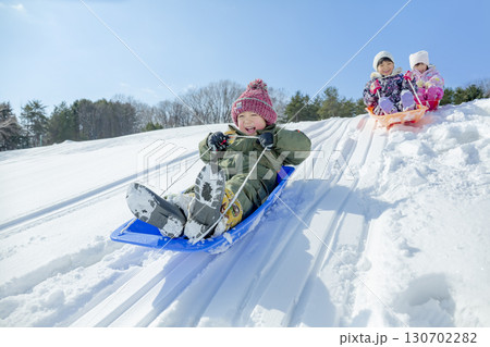 冬の公園で雪遊びをする子供たち 130702282