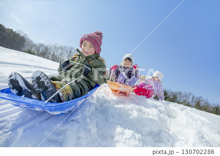冬の公園で雪遊びをする子供たち 130702286