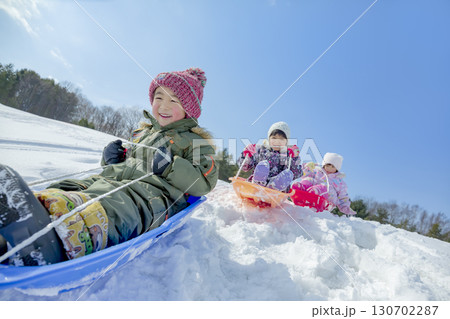 冬の公園で雪遊びをする子供たち 130702287