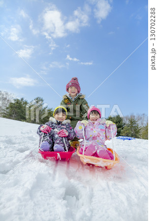 冬の公園で雪遊びをする子供たち 130702288