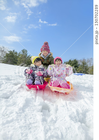 冬の公園で雪遊びをする子供たち 130702289