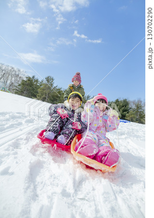 冬の公園で雪遊びをする子供たち 130702290