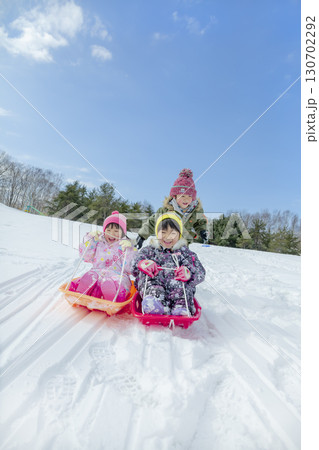 冬の公園で雪遊びをする子供たち 130702292