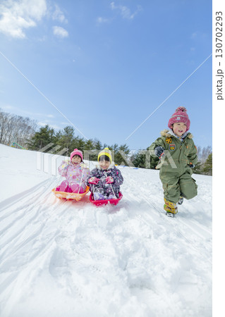 冬の公園で雪遊びをする子供たち 130702293