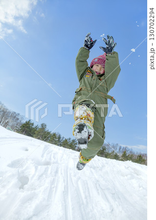 冬の公園で雪遊びをする男の子 130702294
