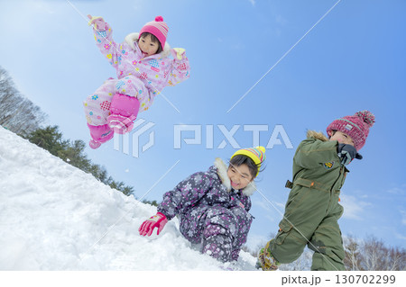 冬の公園で雪遊びをする子供たち 130702299