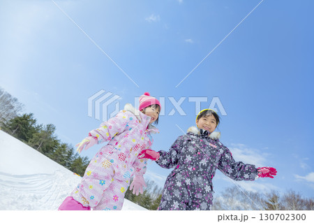 冬の公園で雪遊びをする子供たち 冬の公園で雪遊びをする子供たち 130702300