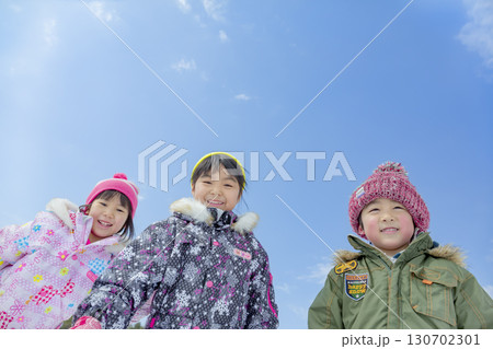 冬の公園で雪遊びをする子供たち 冬の公園で雪遊びをする子供たち 130702301