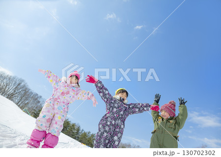 冬の公園で雪遊びをする子供たち 130702302
