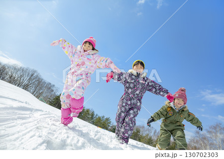 冬の公園で雪遊びをする子供たち 130702303