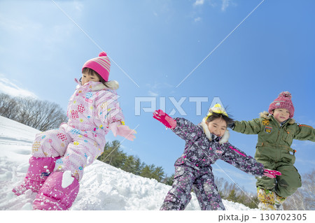 冬の公園で雪遊びをする子供たち 130702305
