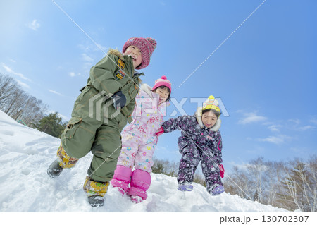 冬の公園で雪遊びをする子供たち 130702307