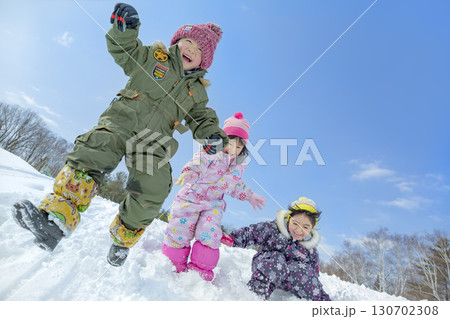 冬の公園で雪遊びをする子供たち 冬の公園で雪遊びをする子供たち 130702308