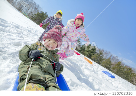 冬の公園で雪遊びをする子供たち 130702310