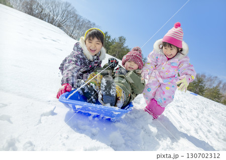 冬の公園で雪遊びをする子供たち 130702312