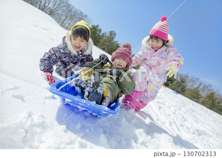 冬の公園で雪遊びをする子供たち 130702313