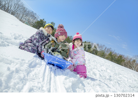 冬の公園で雪遊びをする子供たち 冬の公園で雪遊びをする子供たち 130702314