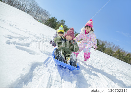 冬の公園で雪遊びをする子供たち 130702315