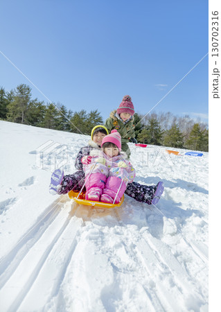 冬の公園で雪遊びをする子供たち 冬の公園で雪遊びをする子供たち 130702316