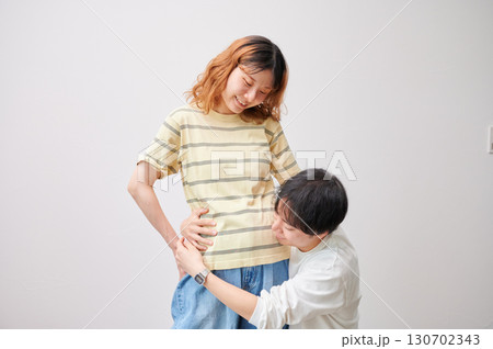 向き合う夫婦 妊婦 マタニティ 向き合う夫婦 妊婦 マタニティ 130702343