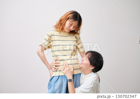 向き合う夫婦 妊婦 マタニティ 向き合う夫婦 妊婦 マタニティ 130702347