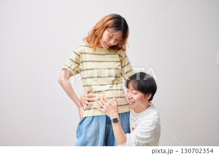 向き合う夫婦 妊婦 マタニティ 向き合う夫婦 妊婦 マタニティ 130702354