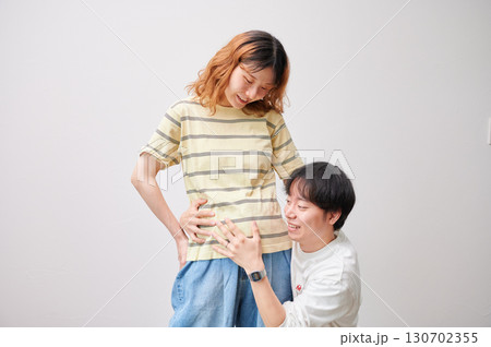 向き合う夫婦　妊婦　マタニティ 130702355