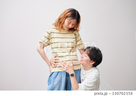 向き合う夫婦 妊婦 マタニティ 向き合う夫婦 妊婦 マタニティ 130702358
