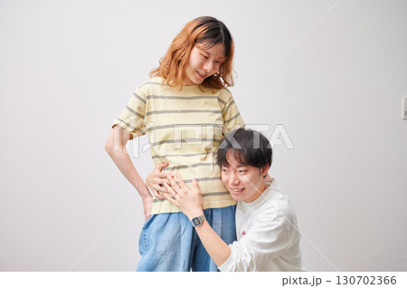 向き合う夫婦 妊婦 マタニティ 向き合う夫婦 妊婦 マタニティ 130702366