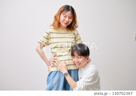 向き合う夫婦 妊婦 マタニティ 向き合う夫婦 妊婦 マタニティ 130702367