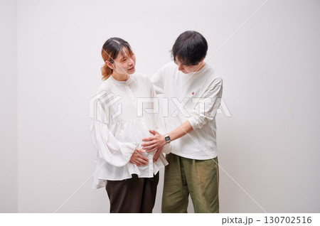 向き合う夫婦 妊婦 マタニティ 向き合う夫婦 妊婦 マタニティ 130702516
