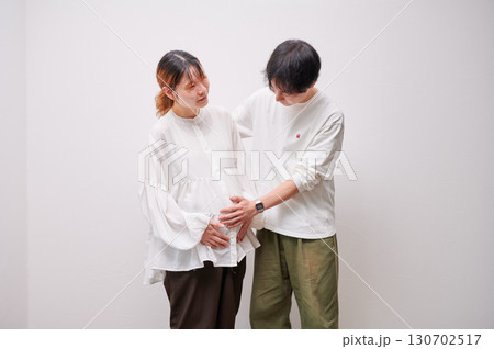 向き合う夫婦　妊婦　マタニティ 130702517
