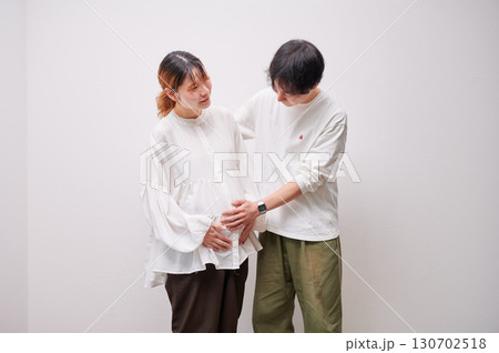 向き合う夫婦 妊婦 マタニティ 向き合う夫婦 妊婦 マタニティ 130702518