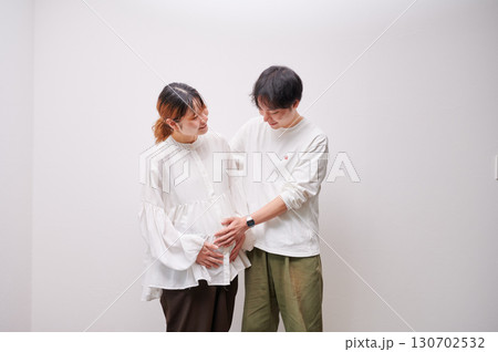 向き合う夫婦 妊婦 マタニティ 向き合う夫婦 妊婦 マタニティ 130702532