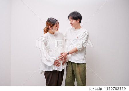 向き合う夫婦　妊婦　マタニティ 130702539