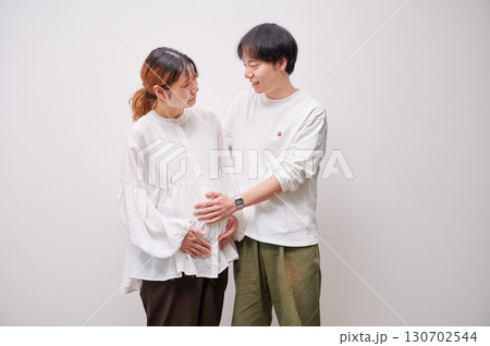 向き合う夫婦　妊婦　マタニティ 130702544