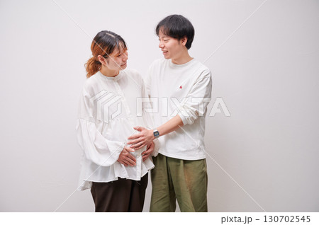 向き合う夫婦　妊婦　マタニティ 130702545
