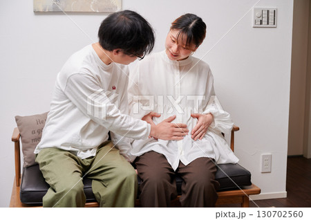 向き合う夫婦　妊婦　マタニティ 130702560