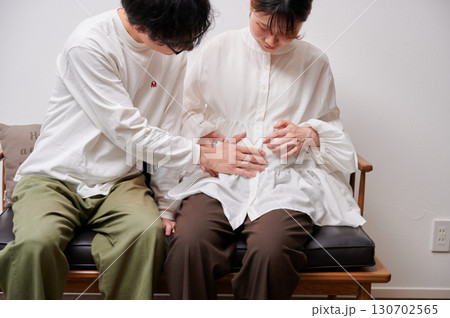 向き合う夫婦　妊婦　マタニティ 130702565
