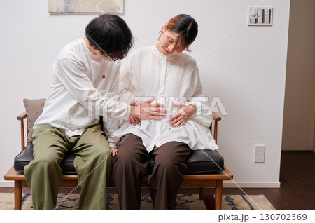 向き合う夫婦　妊婦　マタニティ 130702569