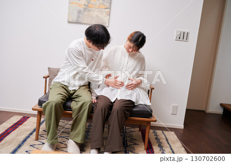 向き合う夫婦　妊婦　マタニティ 130702600