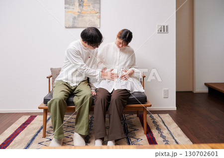 向き合う夫婦　妊婦　マタニティ 130702601