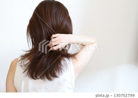 髪の毛を触る女性　ヘアケア 130702799