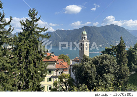 スイスのルガーノ駅の前から見たルガーノの大聖堂と山々に囲まれた美しいルガーノ湖の風景（景色） 130702803