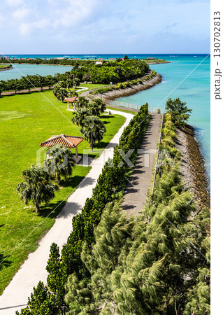 エメラルドグリーンの海と白い砂浜と緑の島 エメラルドグリーンの海と白い砂浜と緑の島 130702813